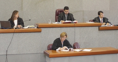 O Presidente da Primeira Câmara, Conselheiro Cláudio Terrão (ao centro), é o relator do processo